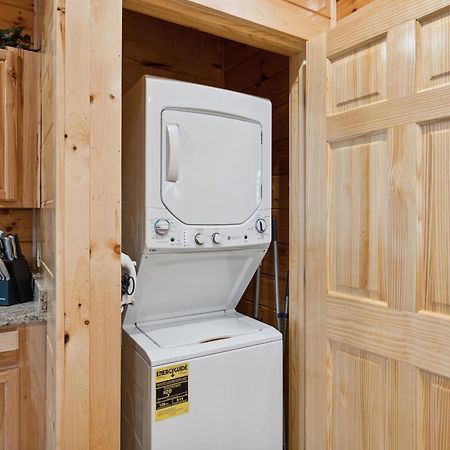 The 3 Bears Is A Newly Built 3 Bedroom Cabin Only 3 Minutes From The Parkway! Pigeon Forge Buitenkant foto